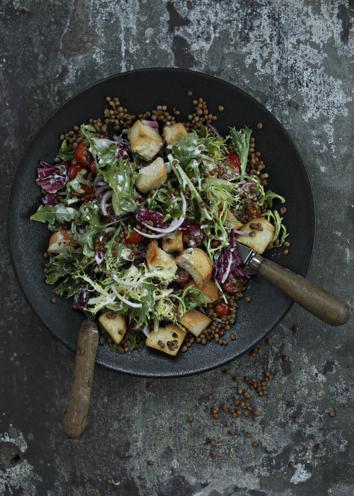 Bread and lentil salad with mixed greens, tomatoes and red onion